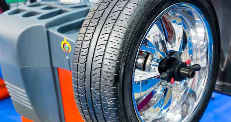 computer-wheel-balancing-on-special-machine-PBHKS5Z-770x407